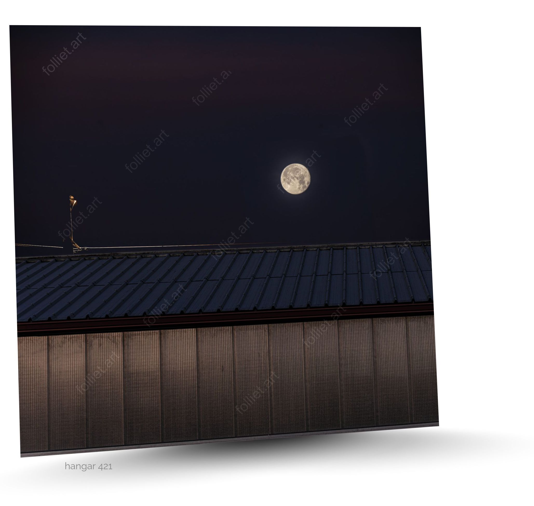 Pleine lune illuminant le toit d'un entrepôt industriel - photographie d'art signée Folliet