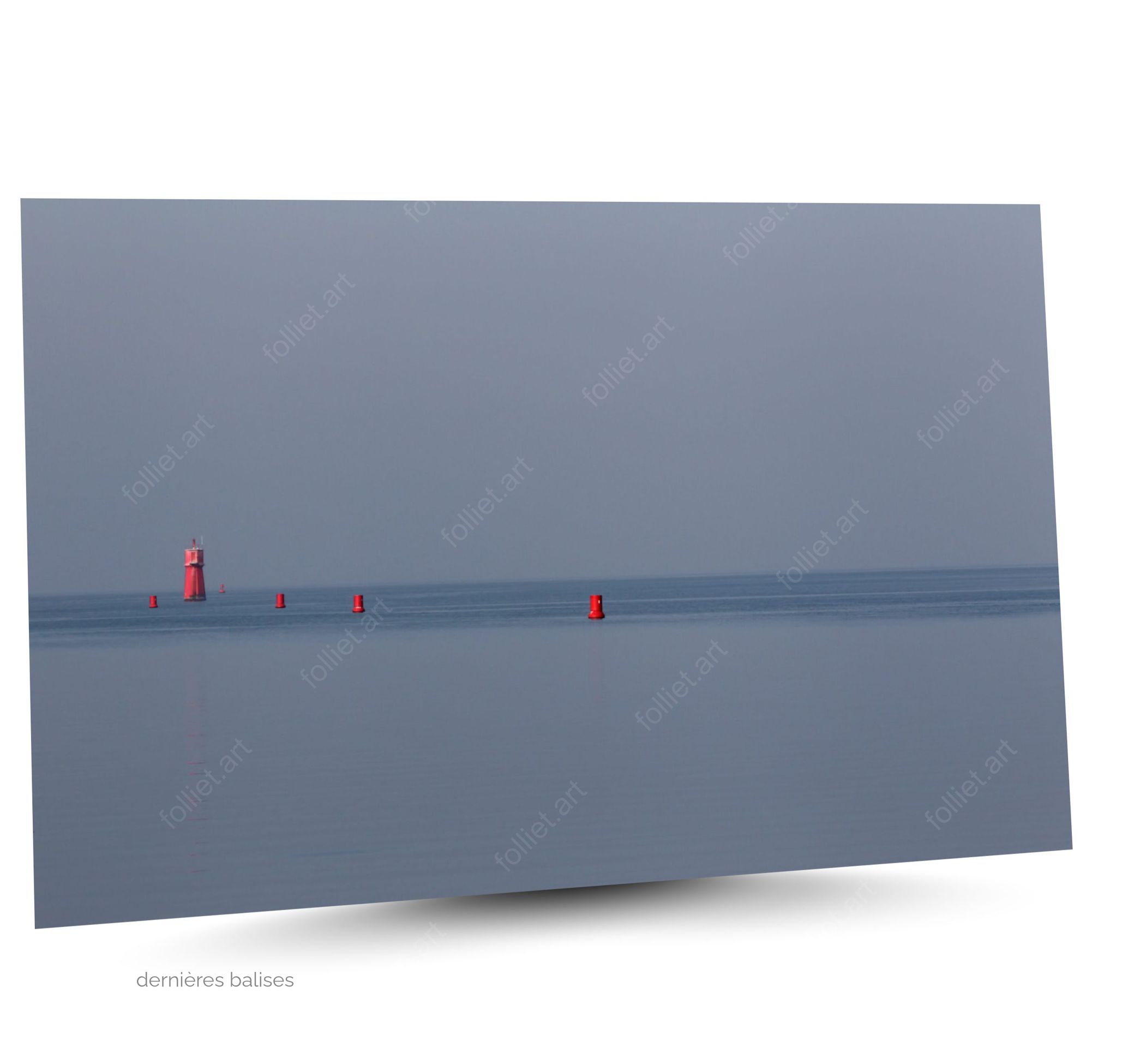 Bouées et phare rouges dans une scène calme d'océan bleu - photographie d'art signée Folliet