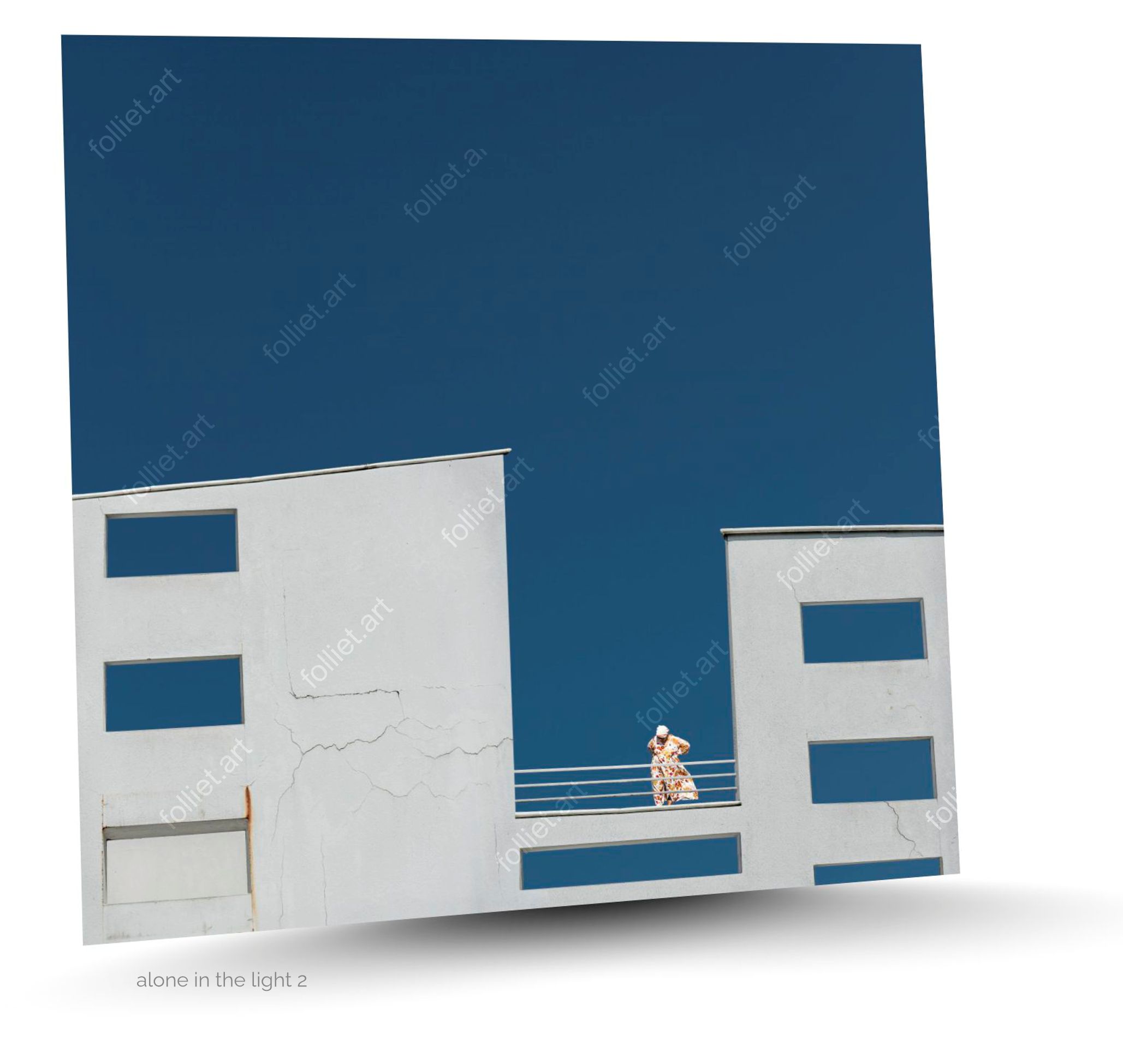 Architecture minimaliste avec femme en robe sous un ciel bleu intense - photographie d'art signée Folliet