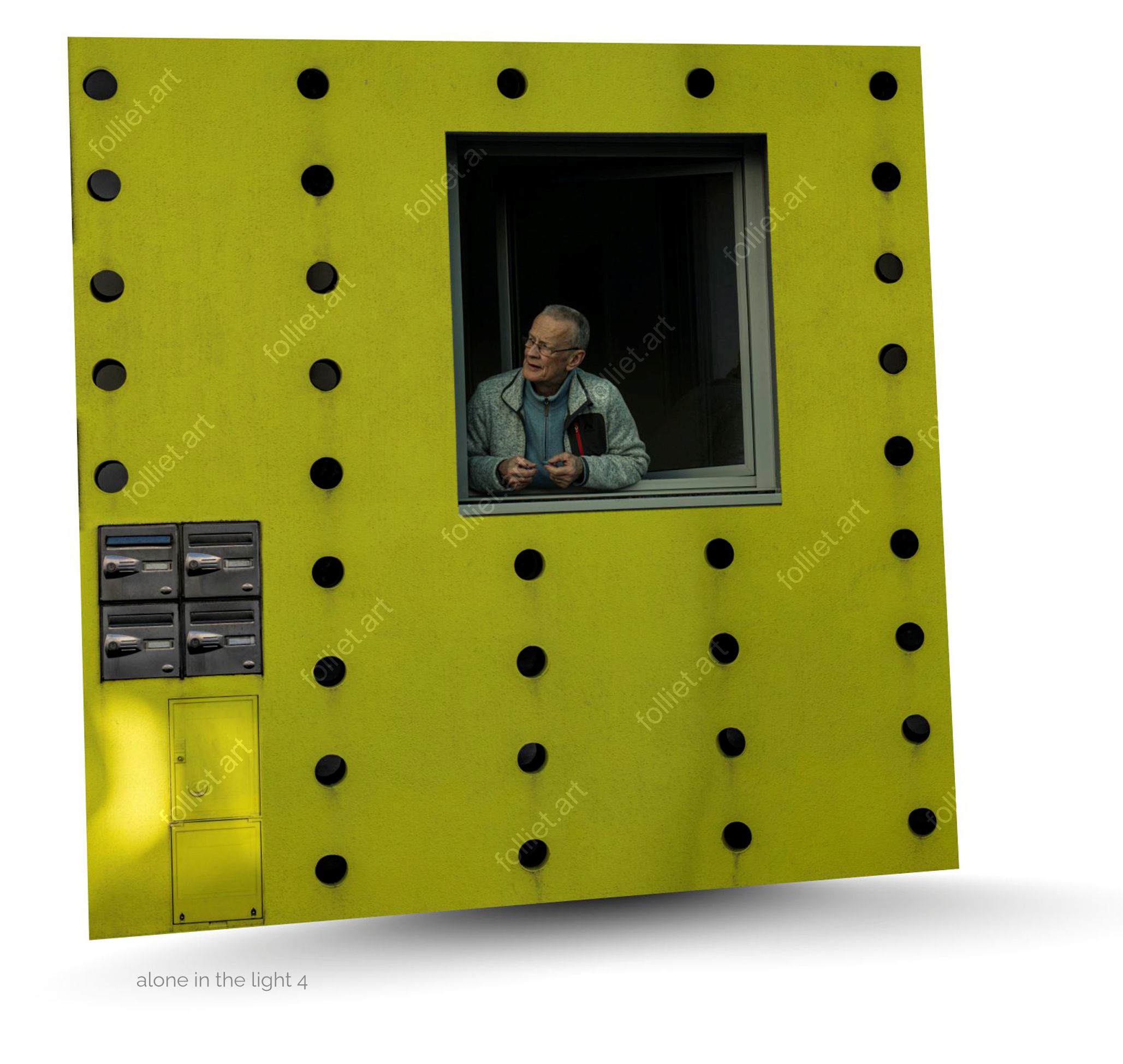 Vieil homme regardant par la fenêtre d'une façade design jaune - photographie d'art signée Folliet