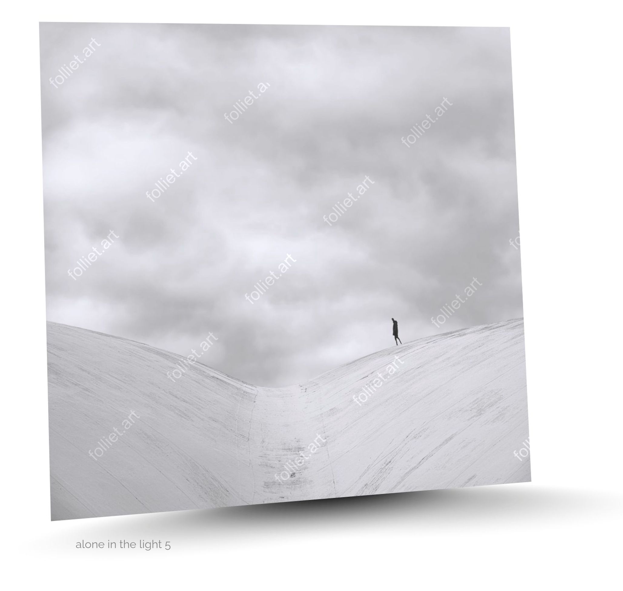 Personnage solitaire explorant un paysage étrange sous un ciel nuageux dramatique - photographie d'art signée Folliet