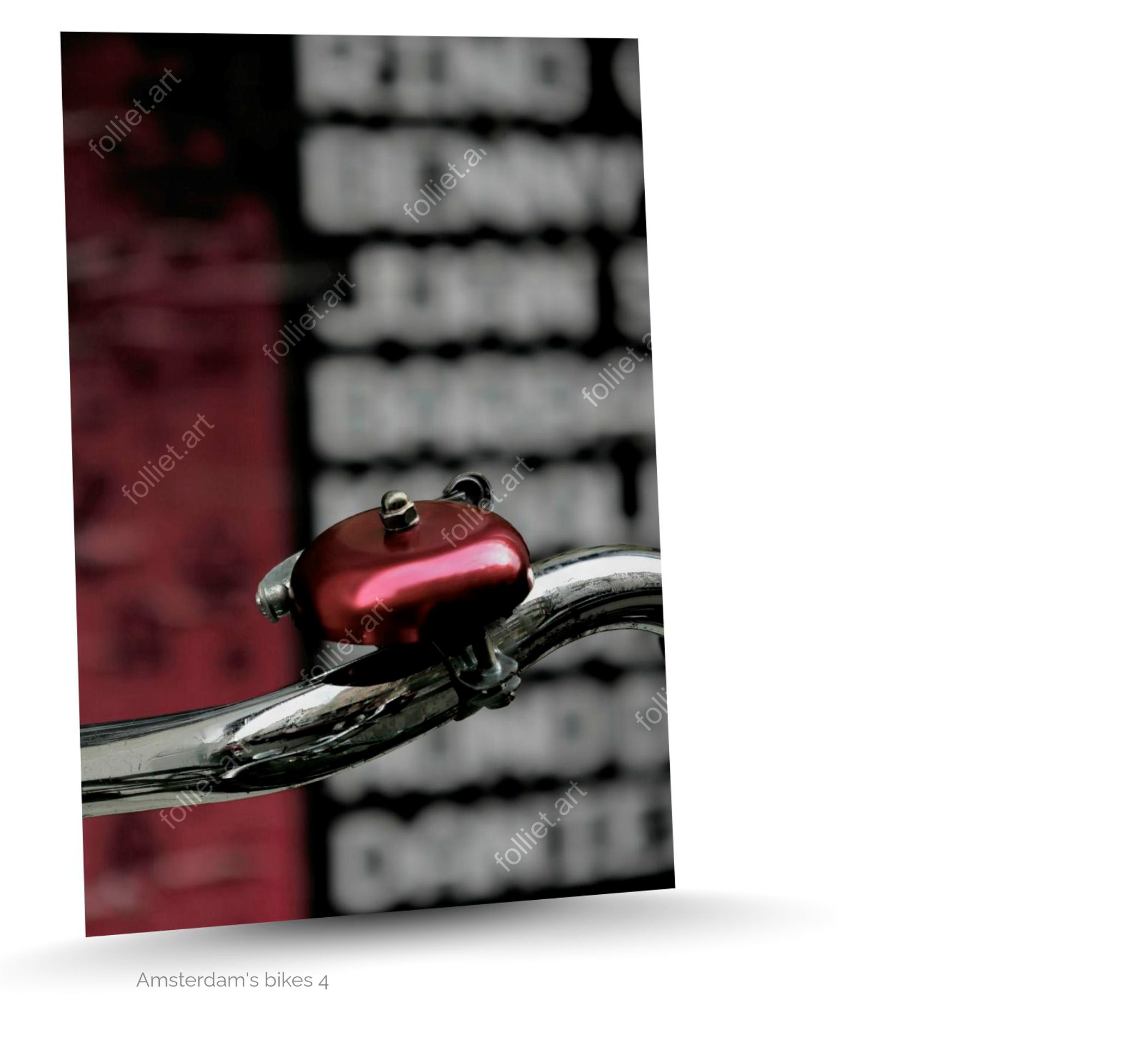 Sonnette de vélo rose et guidon chromé sur fond abstrait coloré - photographie d'art signée Folliet