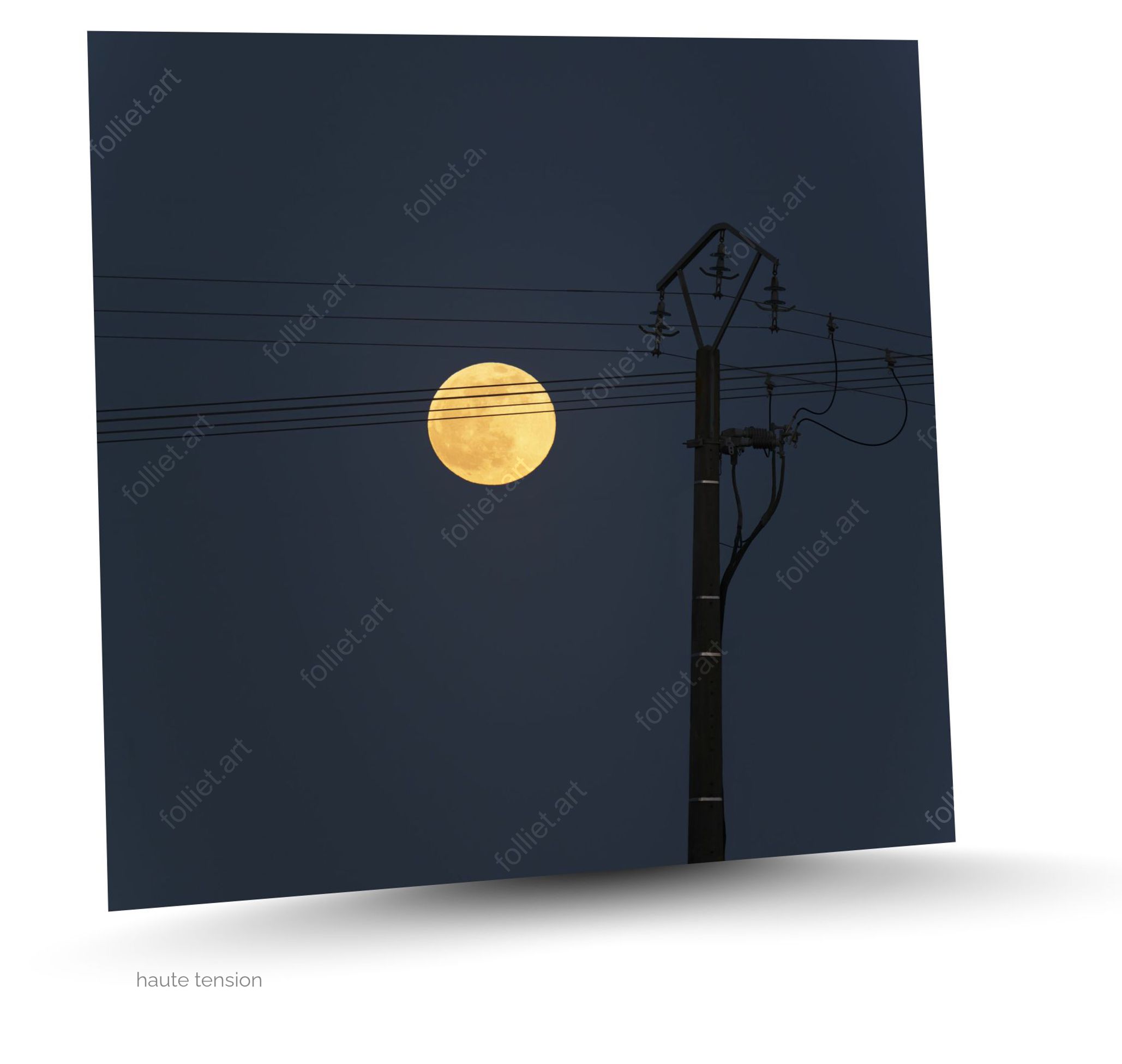 pleine lune jaune éclairant des lignes électriques sous un ciel bleu - photographie d'art signée Folliet